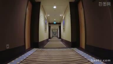 沿着现代酒店走廊行走的斯坦尼康镜头